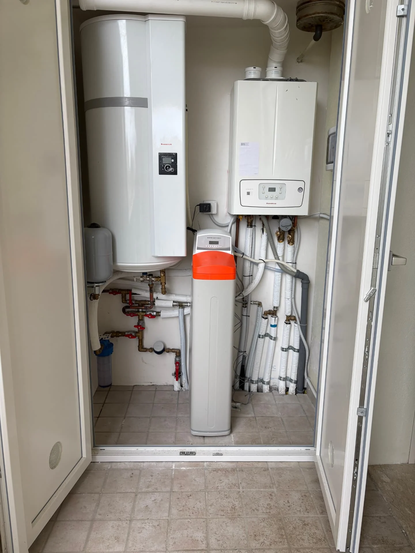 Centrale termica con caldaia e addolcitore installata da L'Idrico